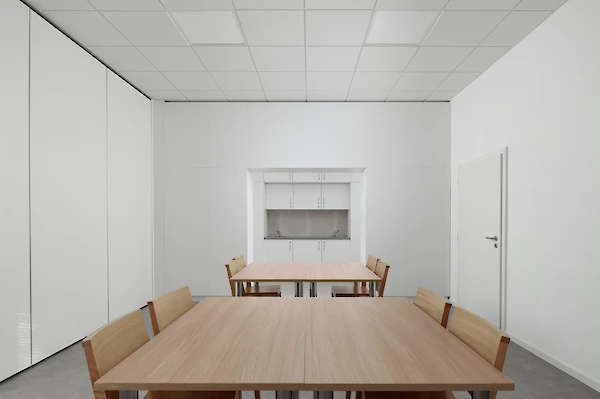 Zázemí s kuchyní a jídelními stoly