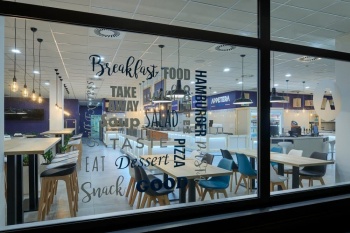 Interiér samoobslužné restaurace na zakázku