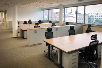 Kancelářské stoly a skříně na míru