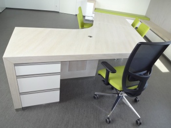 Kancelářský stůl na míru