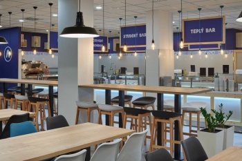 Interiér restaurace na míru ze světlého dřeva