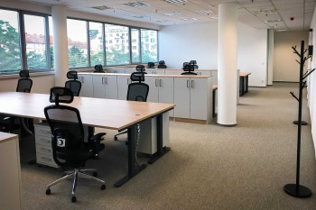 Kancelářské stoly a věšáky na míru